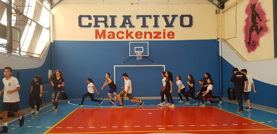 Aula de Educação Física com os alunos do Ensino Médio 