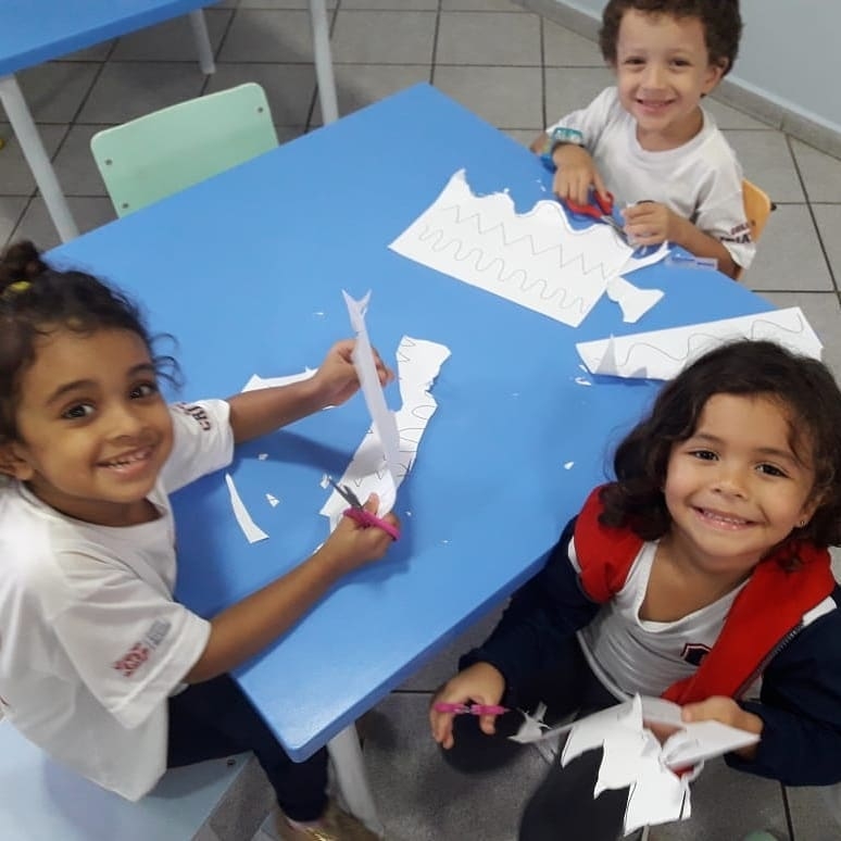 Aprendendo usar tesoura - Pré I