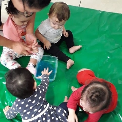 Sensorial com a Gelatina - Turma do Berçário
